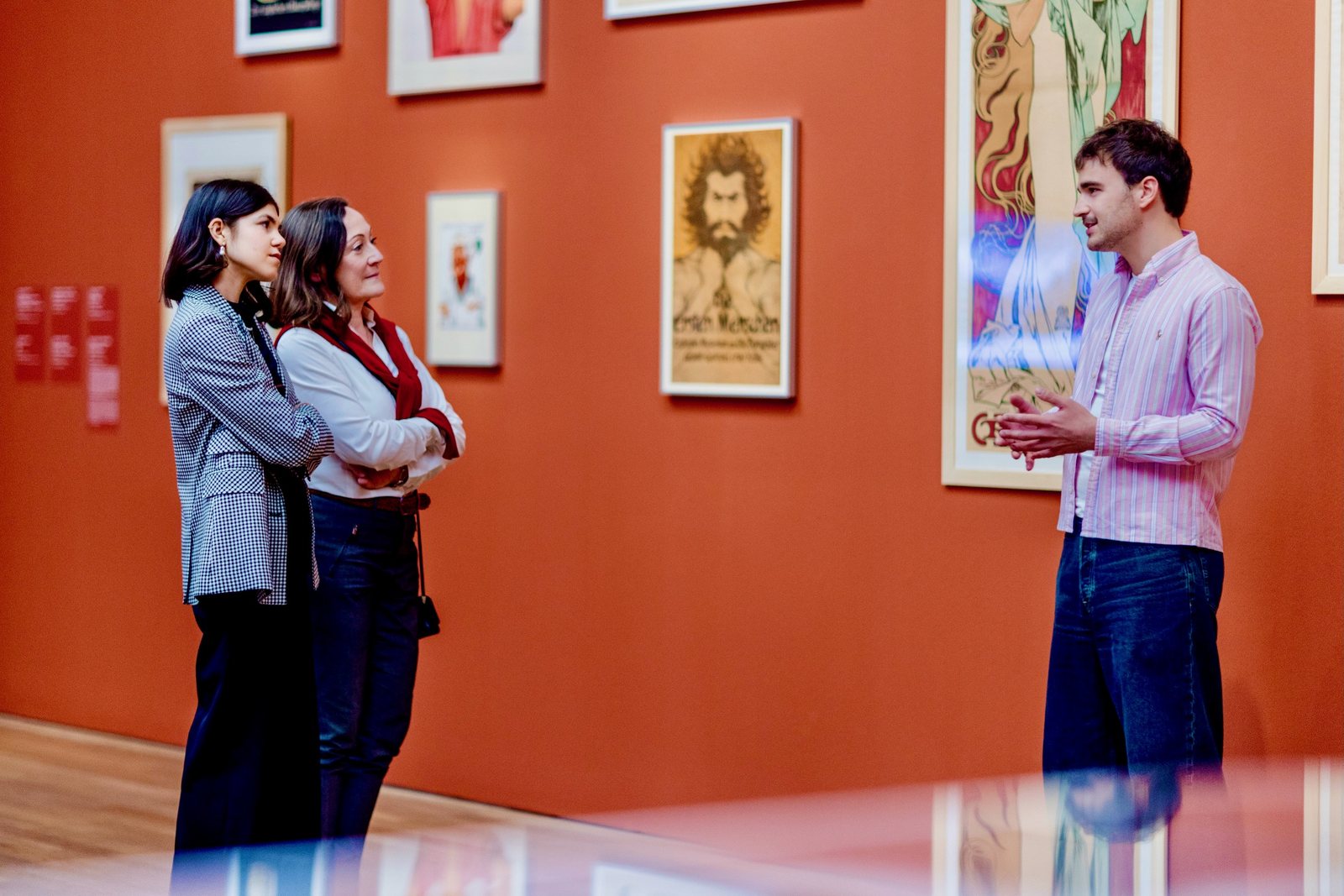 Gordon Prager talking to two visitors